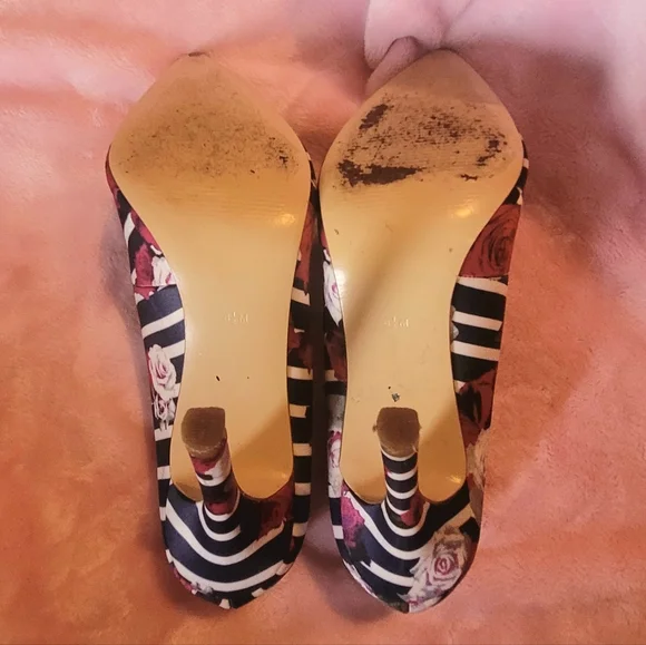 SZ 8.5 GUESS Heel - Picture 12 of 14